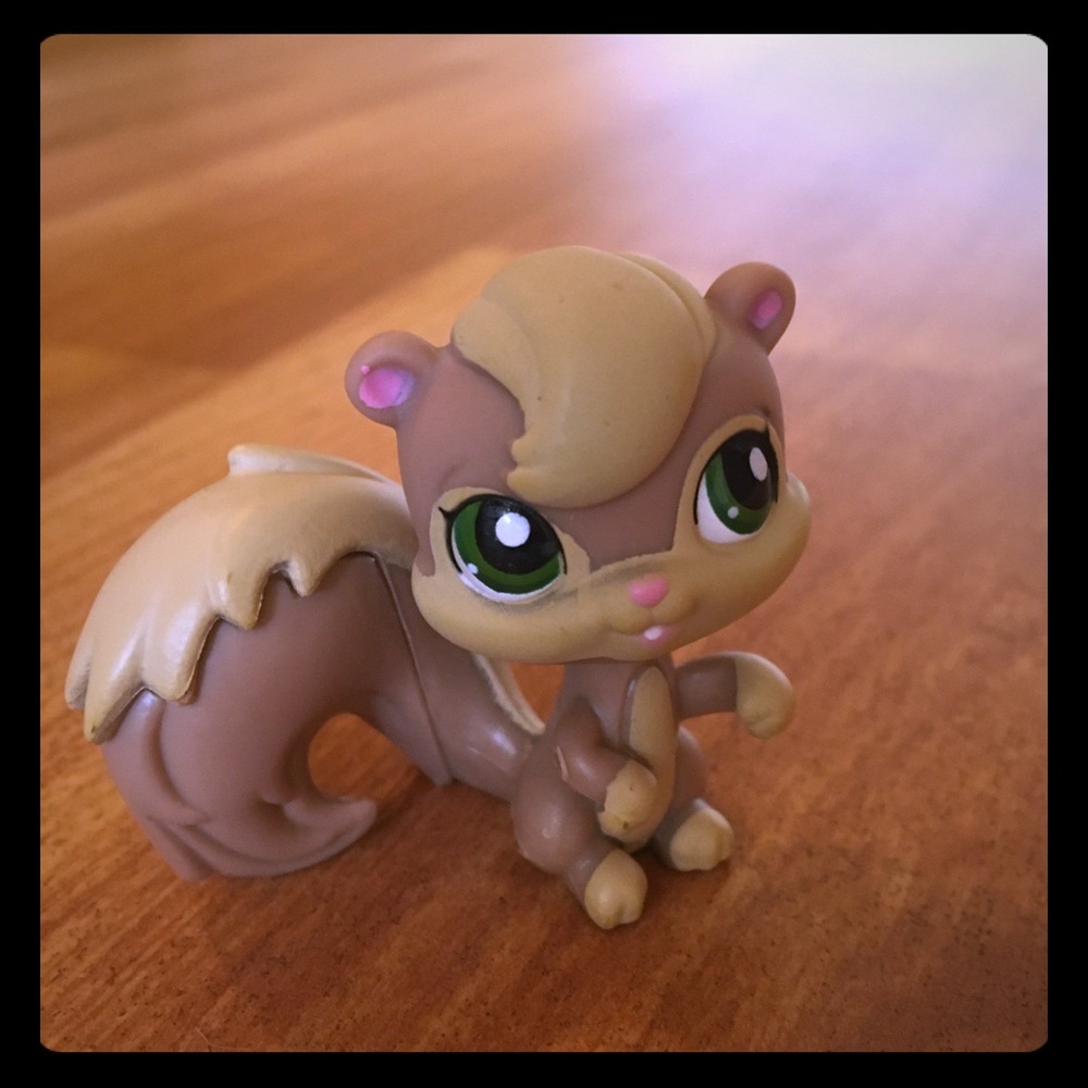 Lps green eyed brown squirrel
